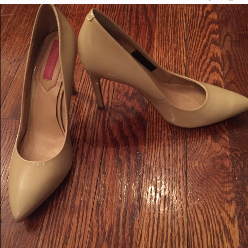 Isaac Misrahi nude patent heels
